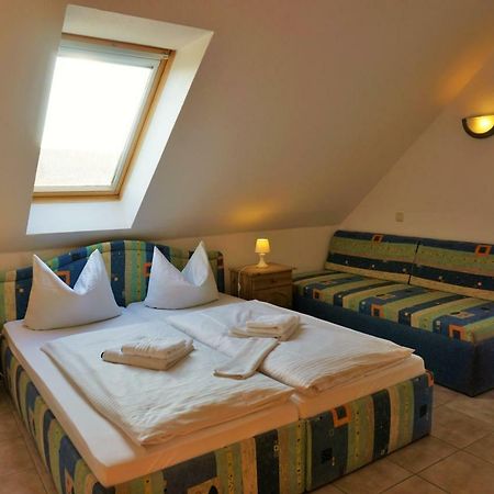 Pension Am Deich Kröslin Esterno foto