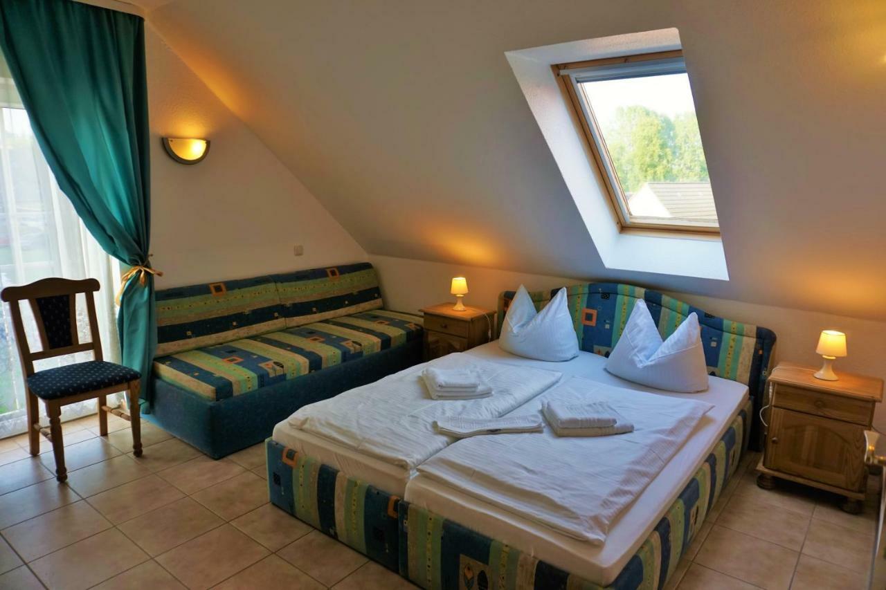 Pension Am Deich Kröslin Esterno foto